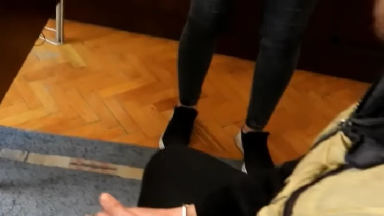 Fokossal verte agyba-főbe a földön fekvő nőt a vérengző férfi