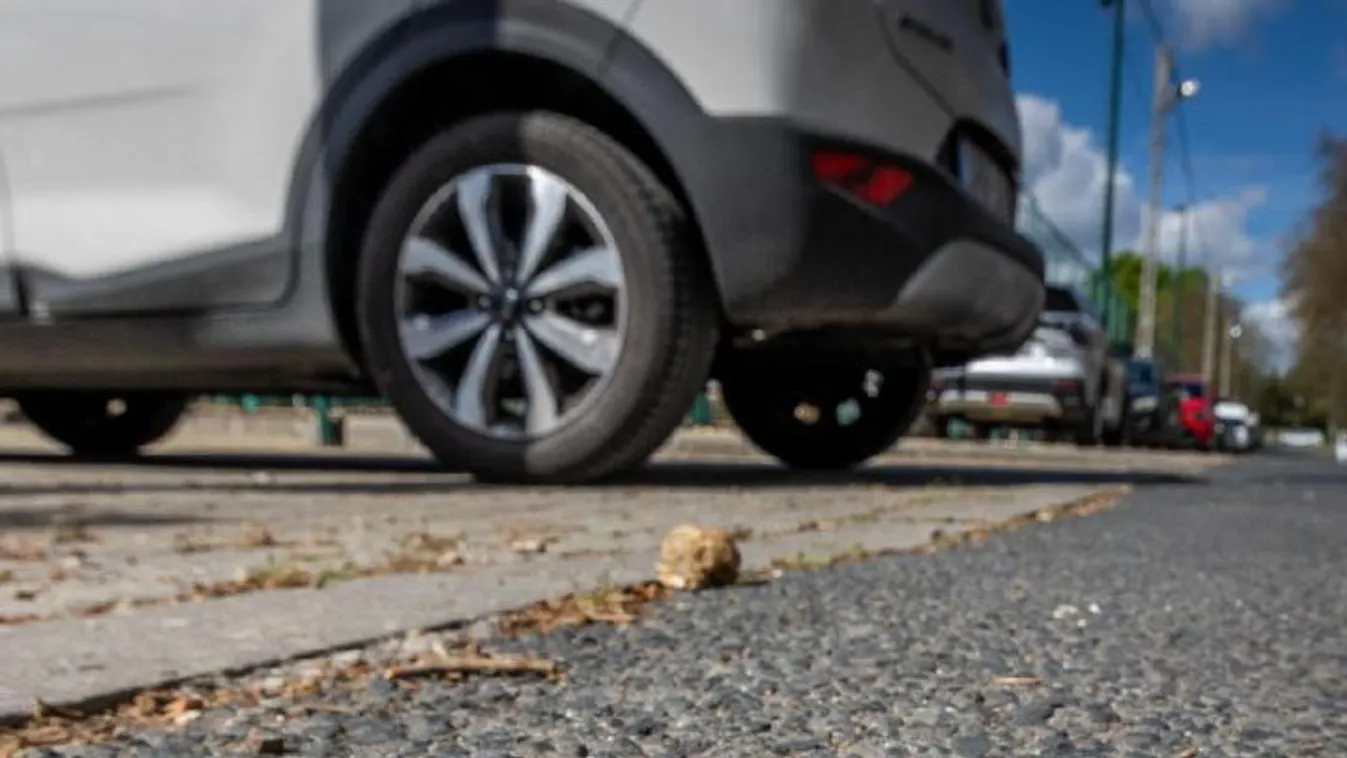 Kiálló vasdarabok nehezítik az autós közlekedést Budán