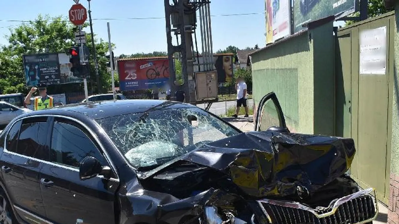 Álrendőrök menekültek az igaziak elől, baleset lett a vége