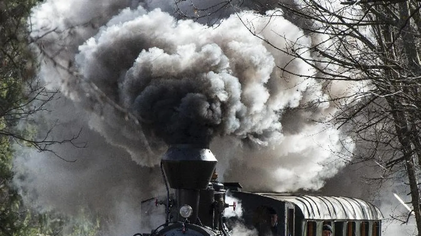Emberi ürülékkel roboghatnak tovább a brit gőzösök