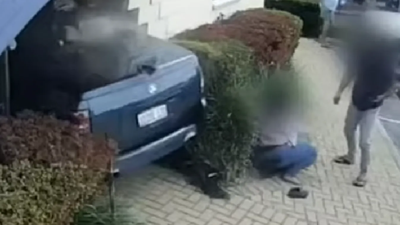 Elgázolt egy terhes nőt és lebontotta a kórház bejáratát - Videó