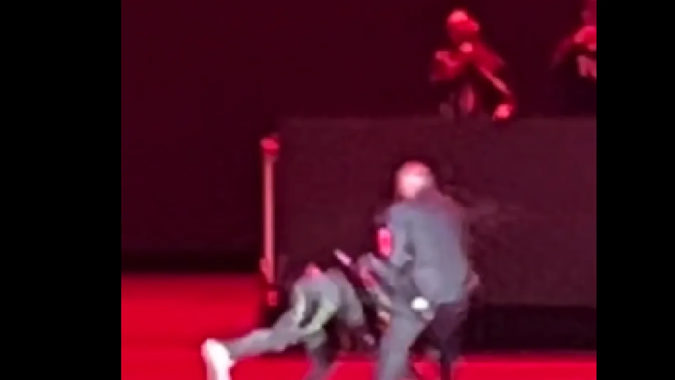 Will Smith pofonja ehhez képest semmi, előadása alatt támadtak rá a világhírű humoristára - Videó