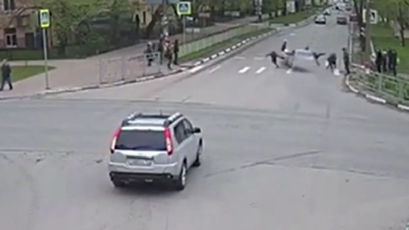 Brutálisan letarolt több gyerekeket is a zebrán egy autós - videó
