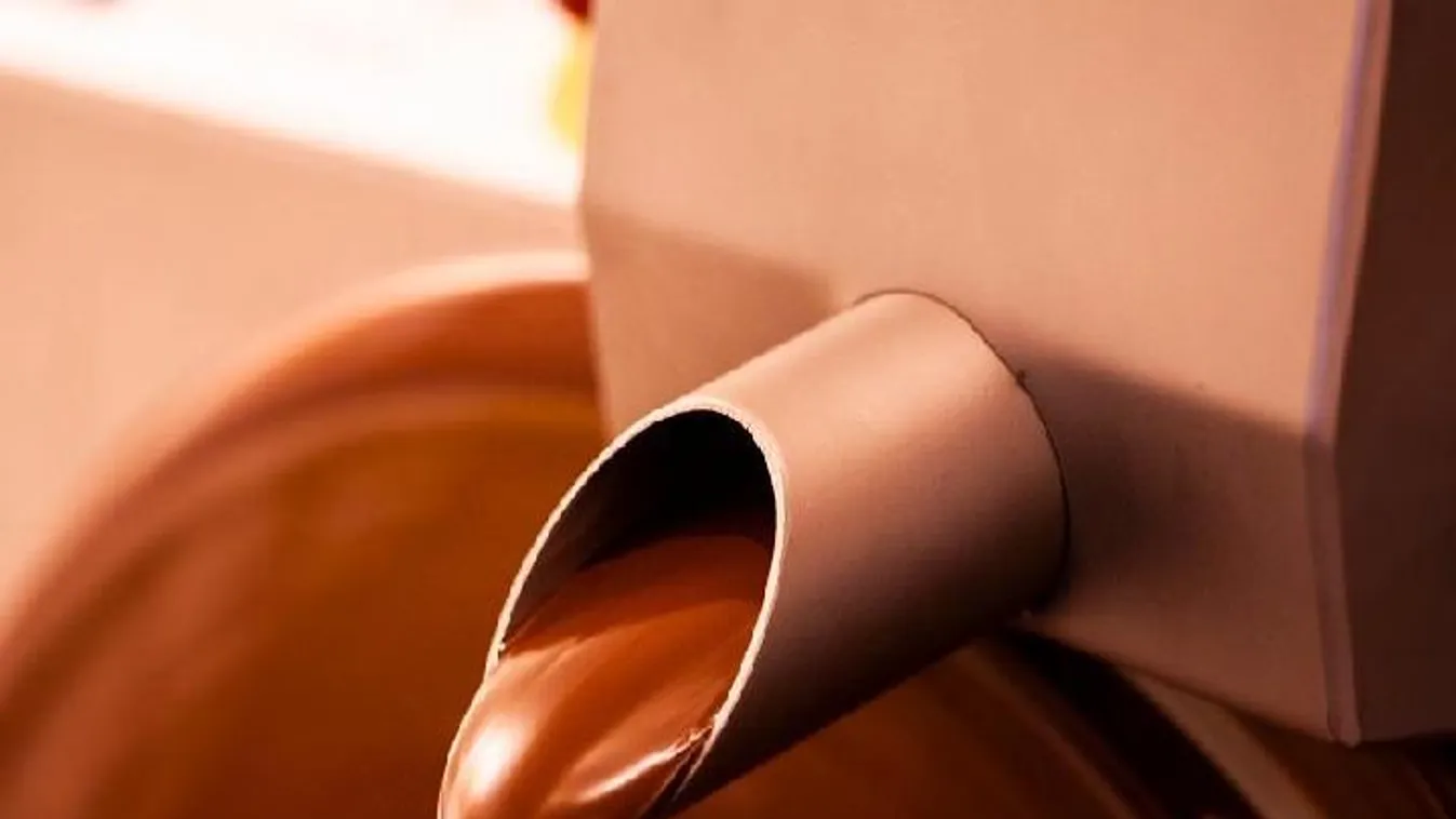 Forró, olvadó csokiba esett két ember egy gyárban