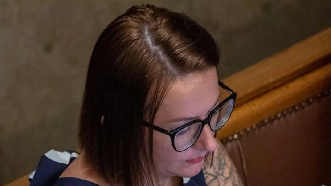 Jobbik-botrány: Jakab Péter „mamuszos” élettársa elfoglalta helyét a Parlament díszpáholyában