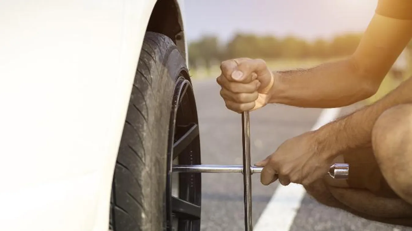 Kiszállt kereket cserélni, halálra gázolták