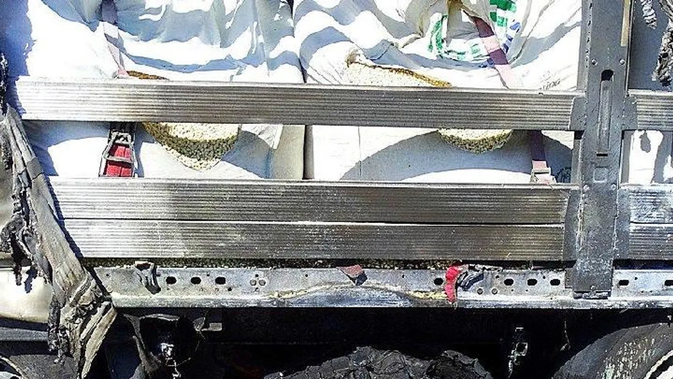 Fotókon az M5-ösön kigyulladt kamion