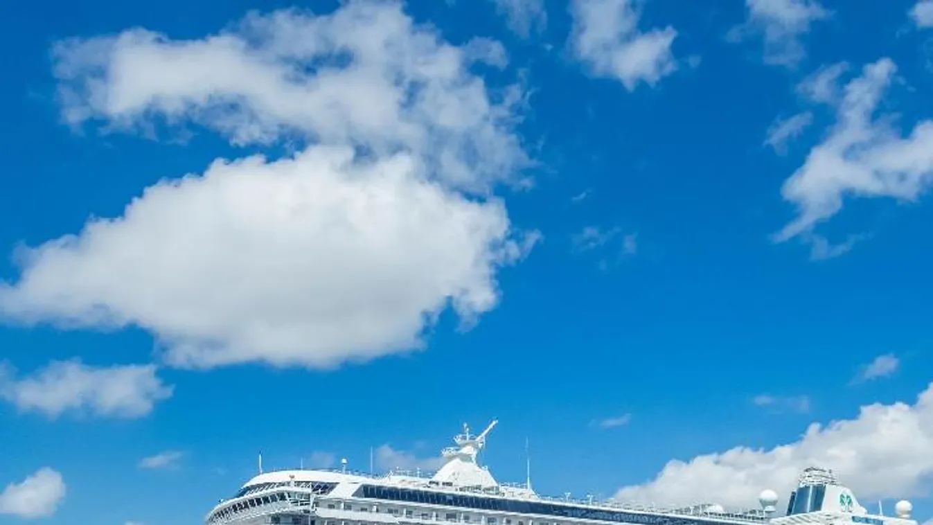 Röpködtek a pofonok, nyaralók estek egymásnak egy óceánjárón - Videó