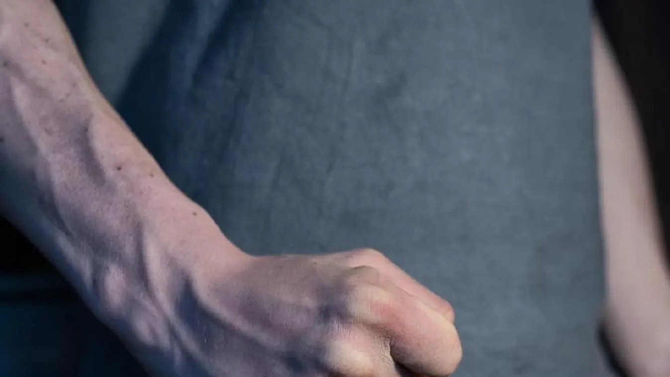 Ütötte, rúgta, hajánál fogva rángatta saját nagyanyját egy karádi férfi