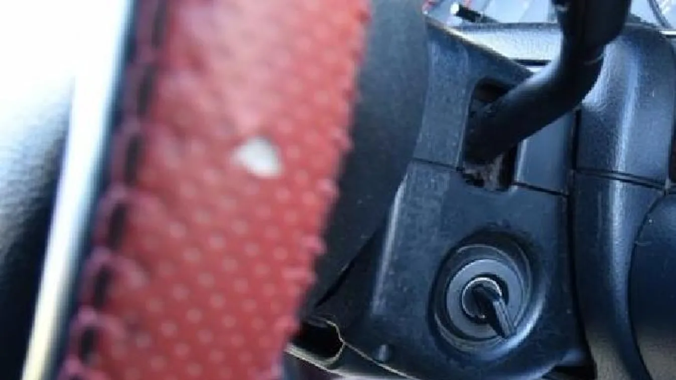 Elkötötték a kocsit, majd elaludt benne a balfék tolvajpár