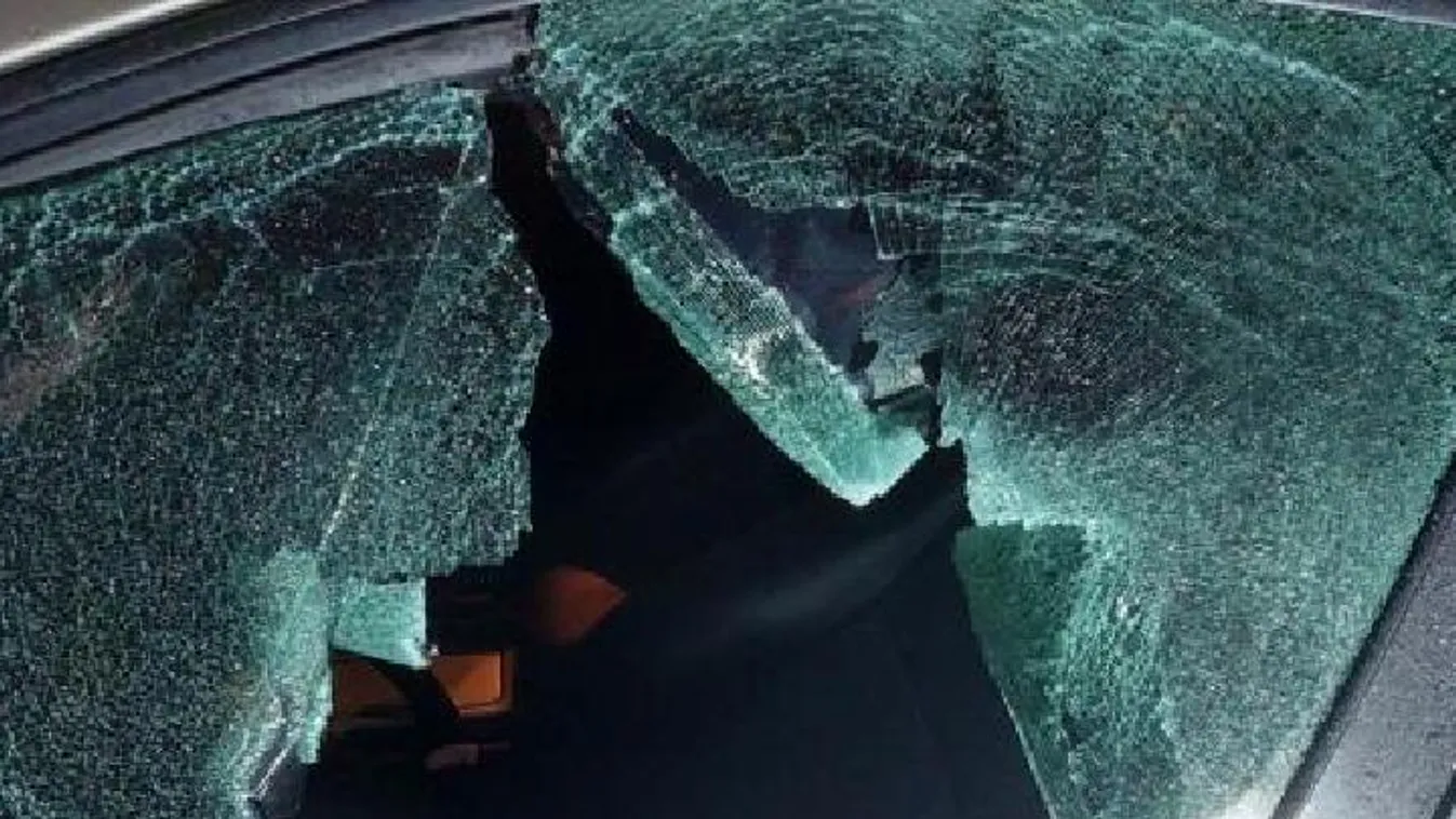 Baltával és késsel támadt apára és fiára, de még az édesanya is megsérült