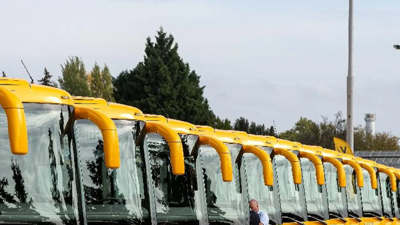 Száz új Credobus Inovell autóbuszt állított forgalomba a Volánbusz országszerte