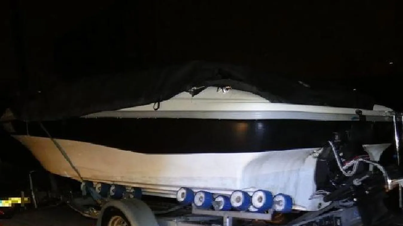 Motorcsónakot, hajót, utánfutót és egy lószállítót lopott