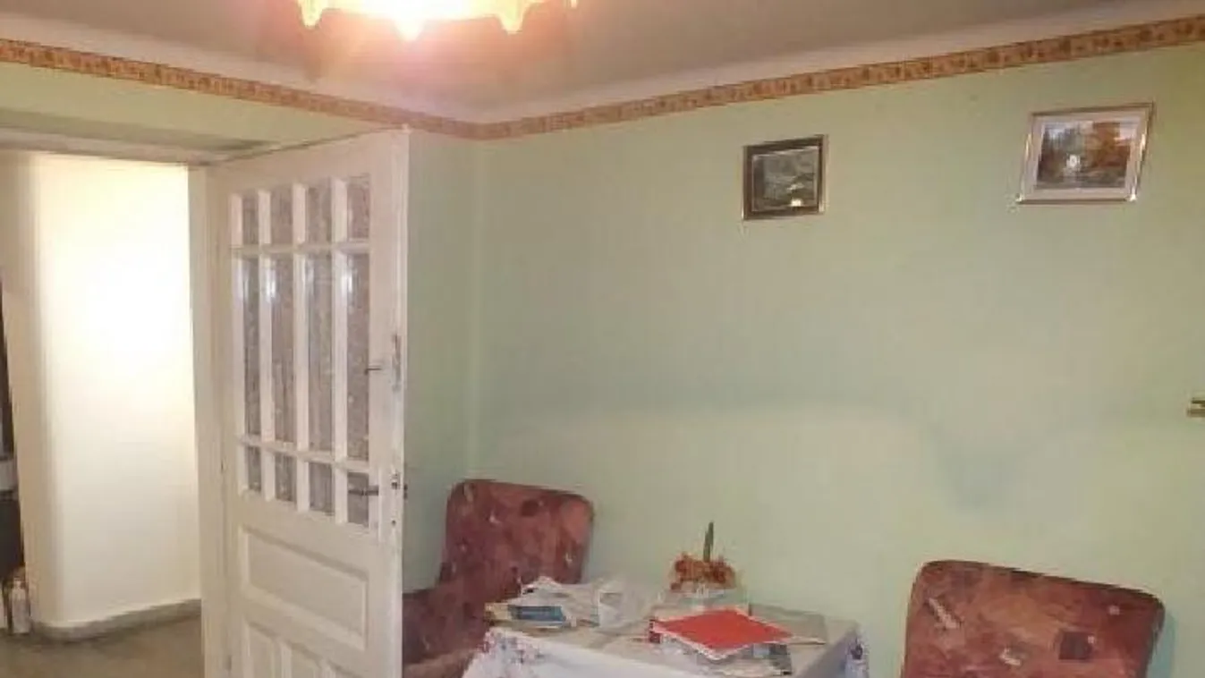 Az asztal alatt próbáltak elrejtőzni a rendőrök elől