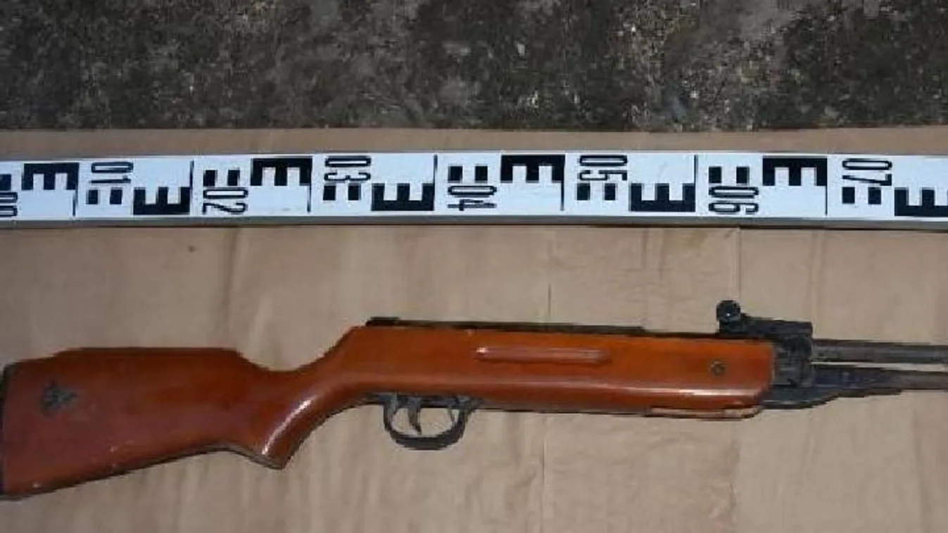 „Megöllek, ha nem térdelsz le” –  mondta a 15 éves fiú egy puskával a kezében