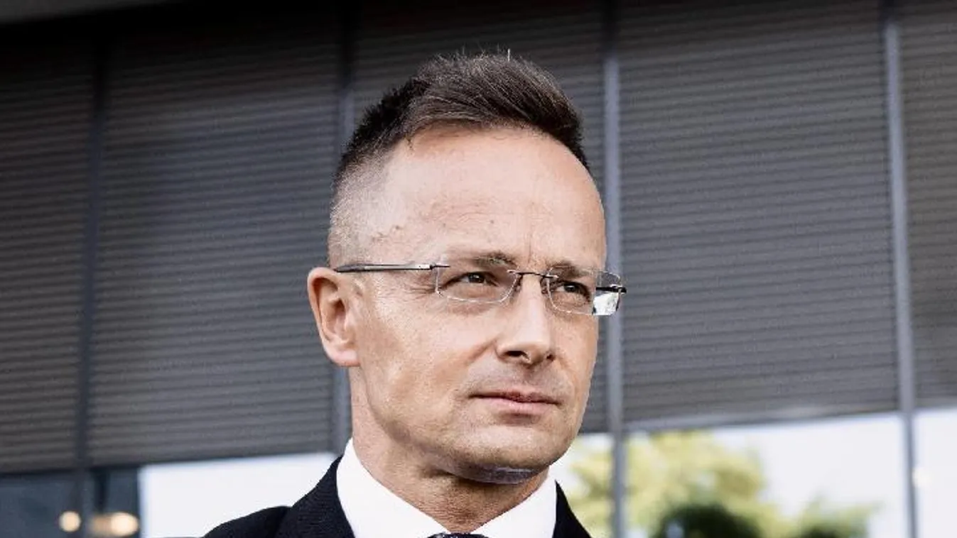 Szijjártó: Nagy-Magyarországot ábrázoló zászlók miatt feljelentést tenni a történelmi ismeretek teljes hiányát jelenti