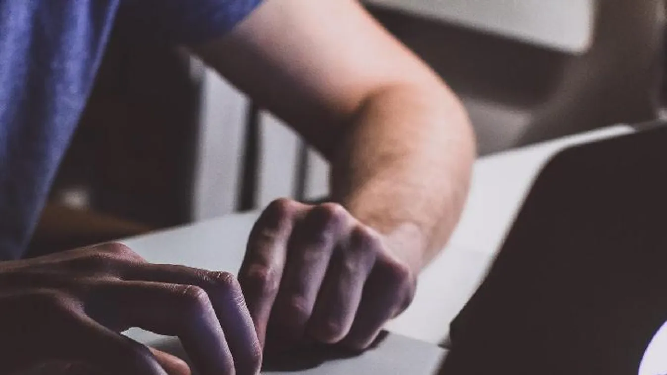 Intim képekkel zsaroltak egy 15 éves lányt Miskolcon