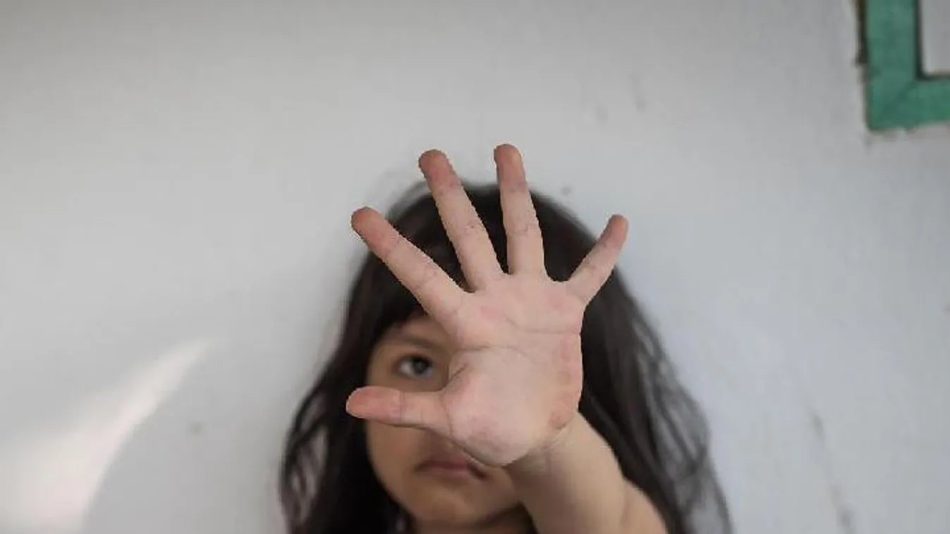 Egyikük három kiskorú nevelt lányát, másikuk pedig saját gyerekét molesztálta