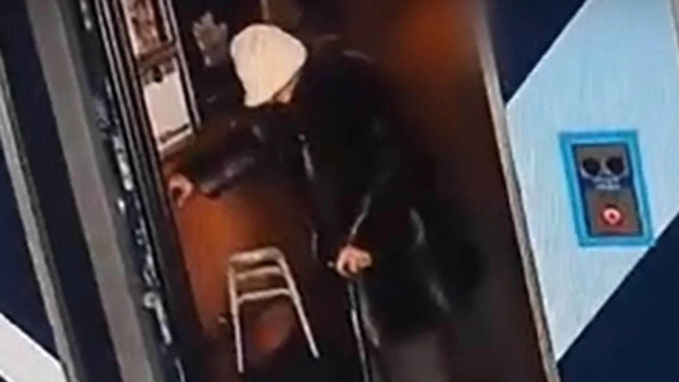 Felvette a kamera, ahogy egy idős nénit kirabolnak a liftben