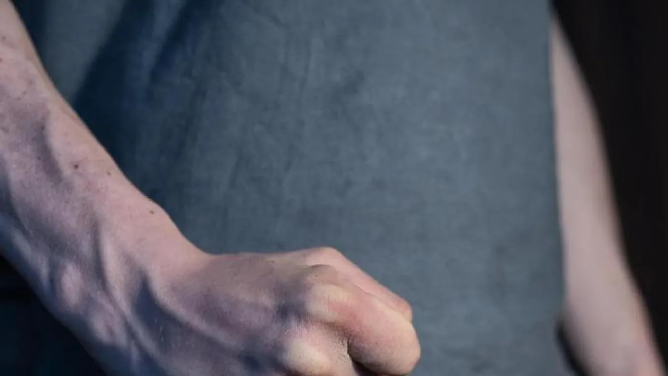 Megöllek, elvágom a torkod - fenyegette unokaöccsét, akit ököllel püfölt ájulásig