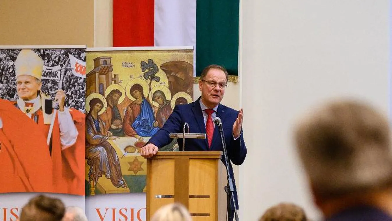 Navracsics Tibor: válaszút előtt áll az Európai Unió