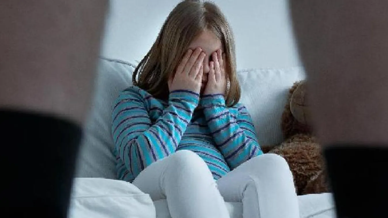 Hosszú éveken át erőszakolta és kukkolta nevelt gyerekeit egy győri férfi