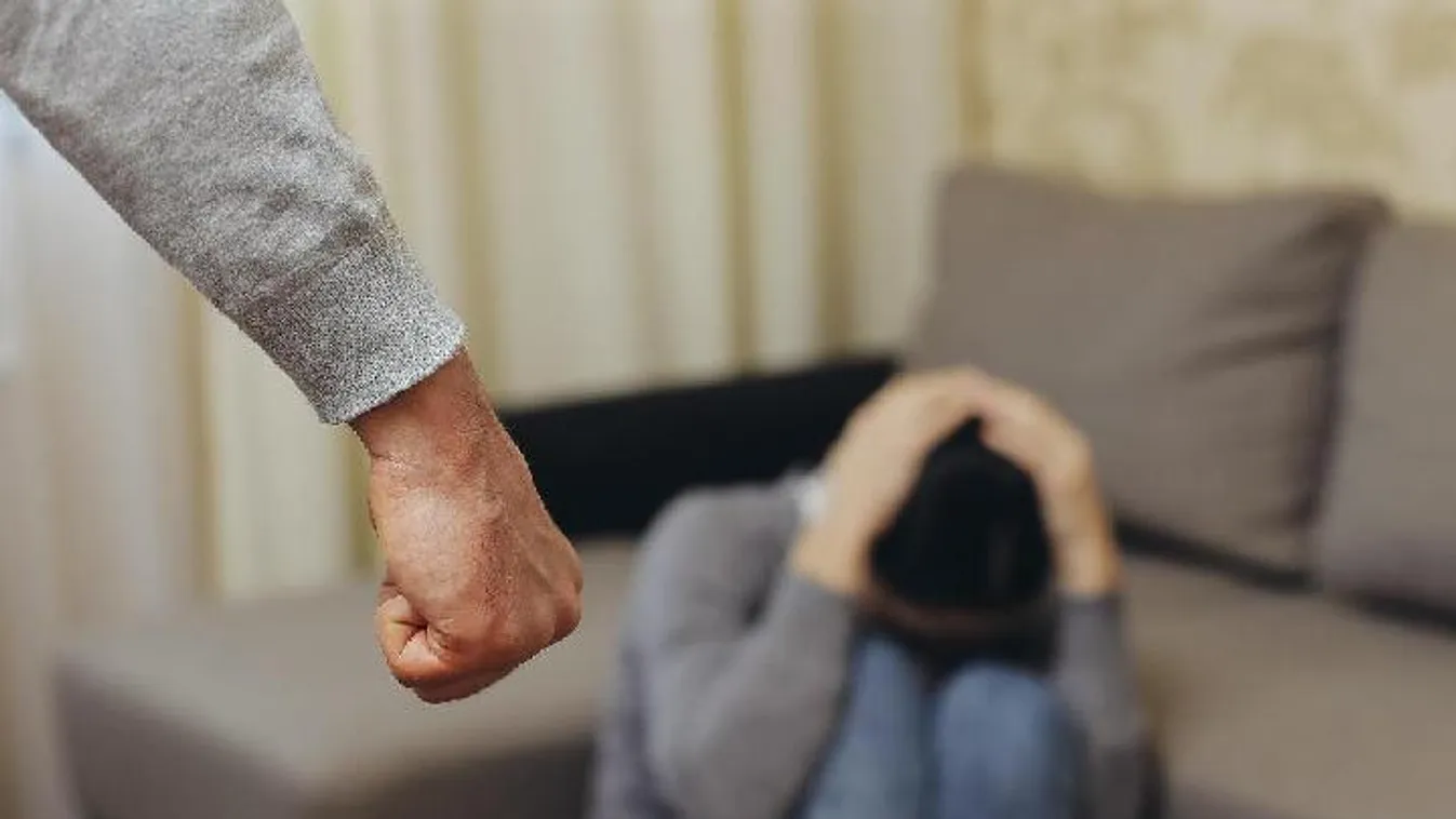 Szakítottak, ezért addig verte ököllel barátnőjét, amíg el nem tört a lába és a bordája