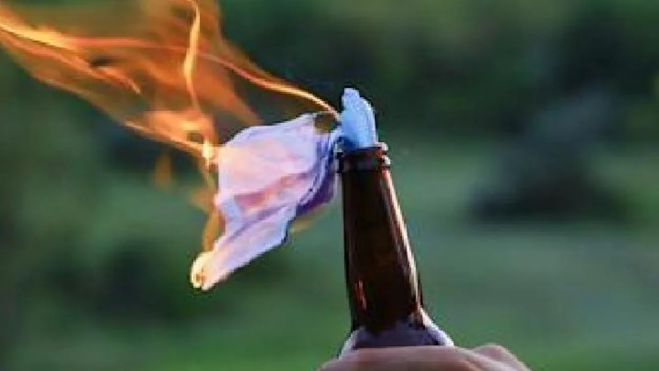 Molotov-koktélt hajítottak be egy családi házba, hogy megleckéztessék őket