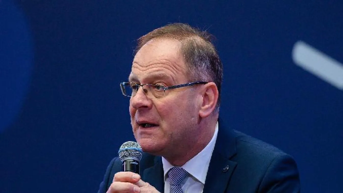 Navracsics Tibor: szükség van közösségi terekre