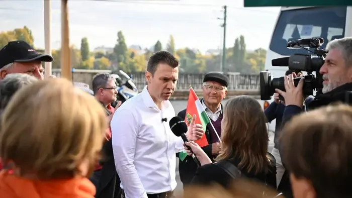 Menczer felvételekkel bizonyítja, hogy tiszások a 13. havi nyugdíjat támadó szakértők