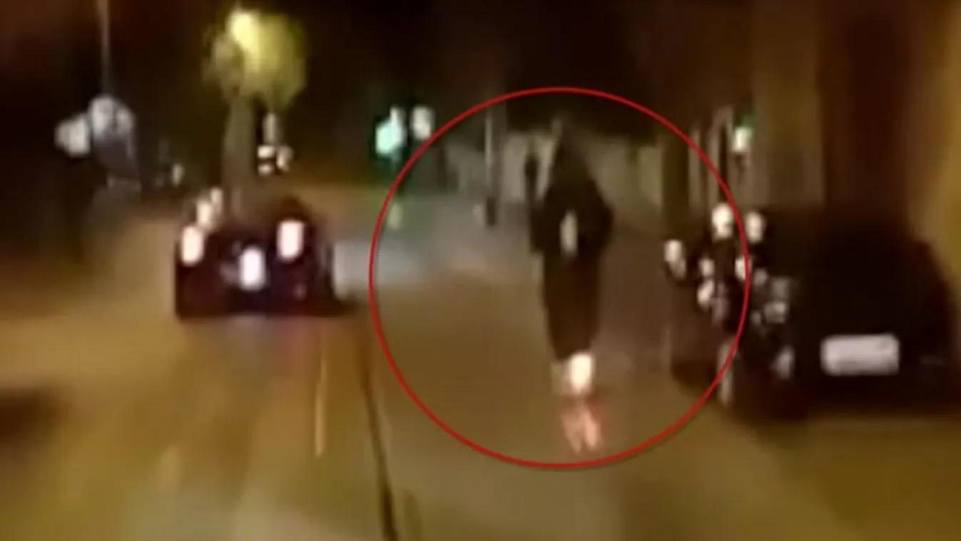 Busz elé zuhant a rollerező férfi, videón a pillanat