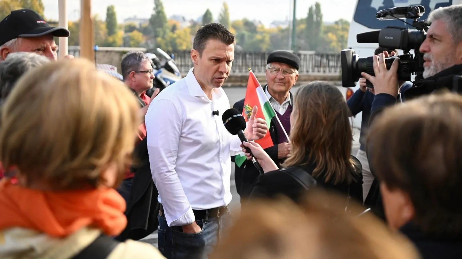 Menczer felvételekkel bizonyítja, hogy tiszások a 13. havi nyugdíjat támadó szakértők