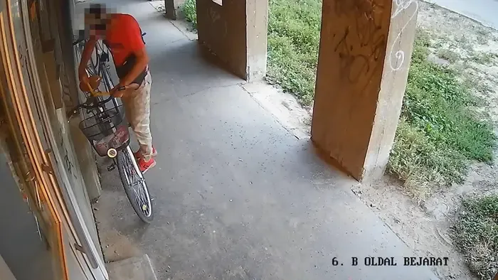 A gagyi álcáját és minden mozdulatát vette a kamera a biciklitolvajnak Debrecenben
