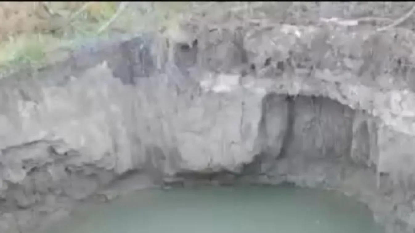 Kutyasétáltatás közben vízzel teli gödörbe zuhant egy 15 éves lány Zircen