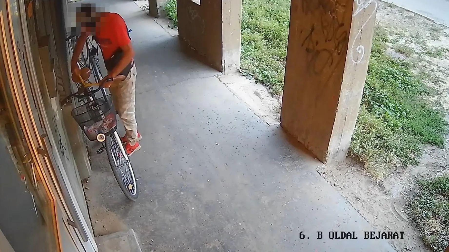 A gagyi álcáját és minden mozdulatát vette a kamera a biciklitolvajnak Debrecenben