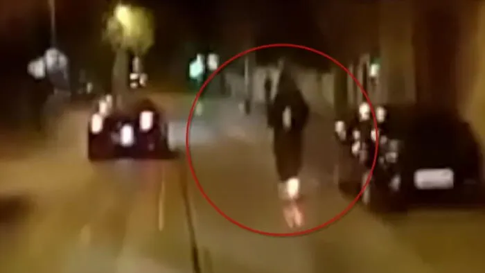 Busz elé zuhant a rollerező férfi, videón a pillanat