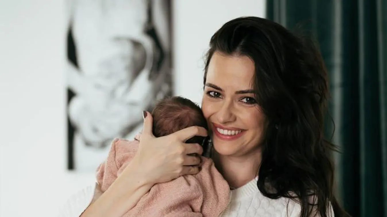 Robban a cukiságbomba: elképesztő fotókat mutatott Lola kislányáról