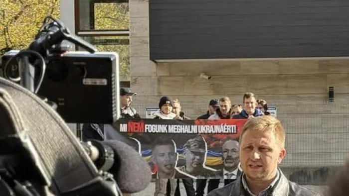 Tüntetett a Fidelitas a Tisza titkos központja előtt: "Ez nem a mi háborúnk!"