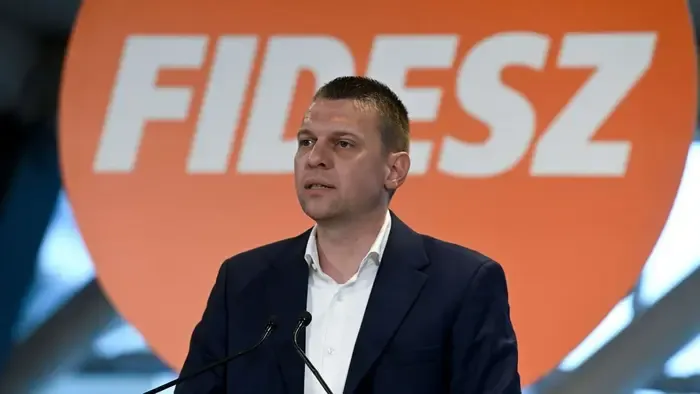 Magyar Péter nem tud leszakadni a miniszterelnöki vitáról, de a jelöltjeire szájzárat rakott