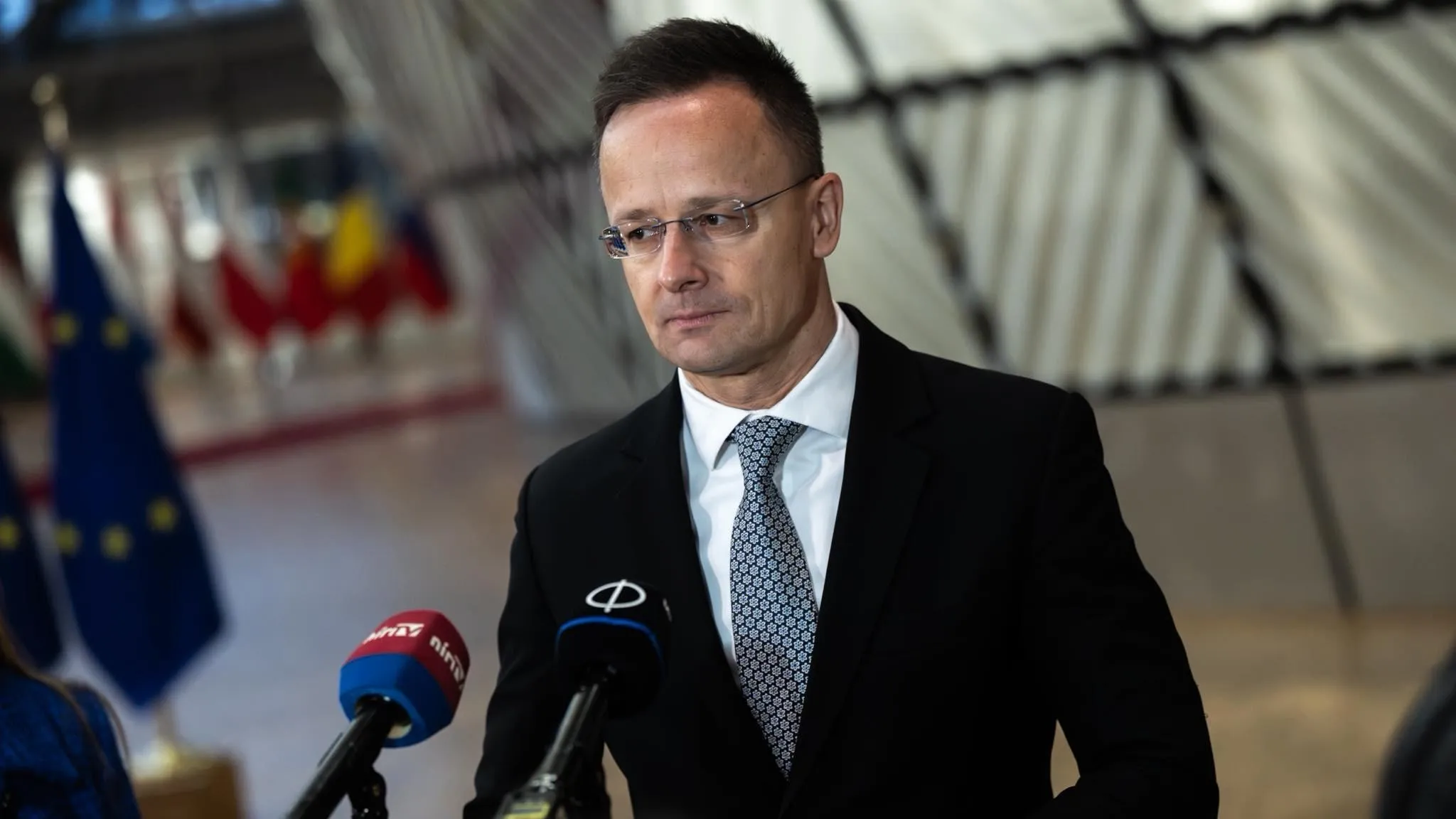 Szijjártó Péter: Magyarország visszautasítja, hogy pénzt adjon a NATO-nak ukrajnai fegyverszállításra