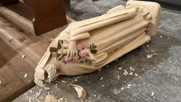 „Vessétek alá magatokat az iszlámnak” – üzenik a keresztény szobrokat lefejező templomrongálók