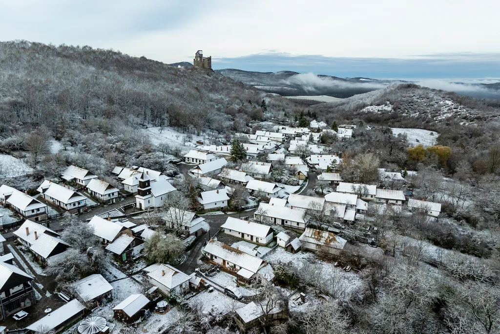 Hollókő, 2025. november 22.
A drónnal készült képen a havas Hollókő 2025. november 22-én.
MTI/Komka Péter