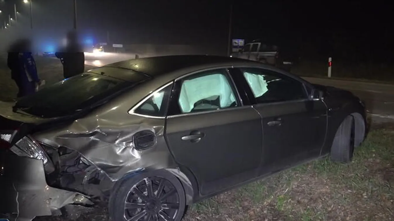 Hárman ütköztek, egyik autó kigyulladt