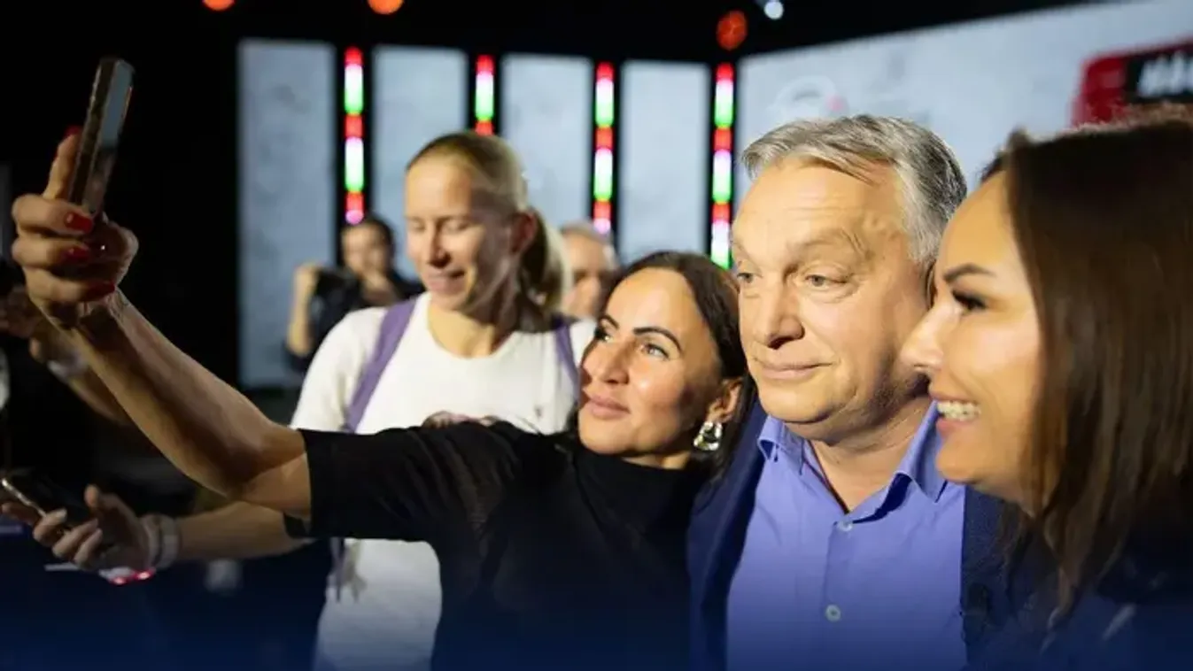 Eddig nem látott képsorokat osztott meg Orbán Viktor a Háborúellenes Gyűlés backstage-ből + Videó