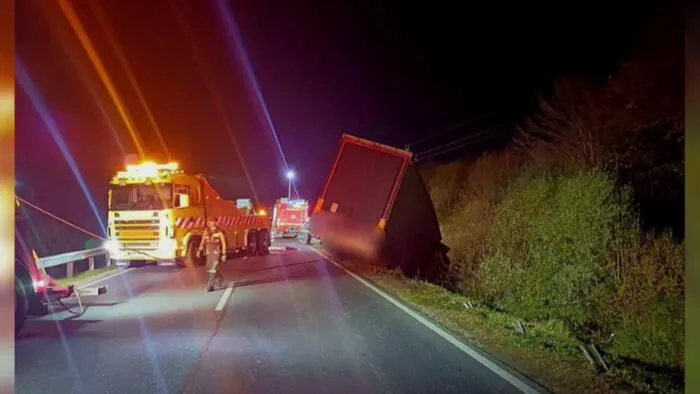 Kocsi, kisteherautó és kamion szenvedett balesetet a 8-ason