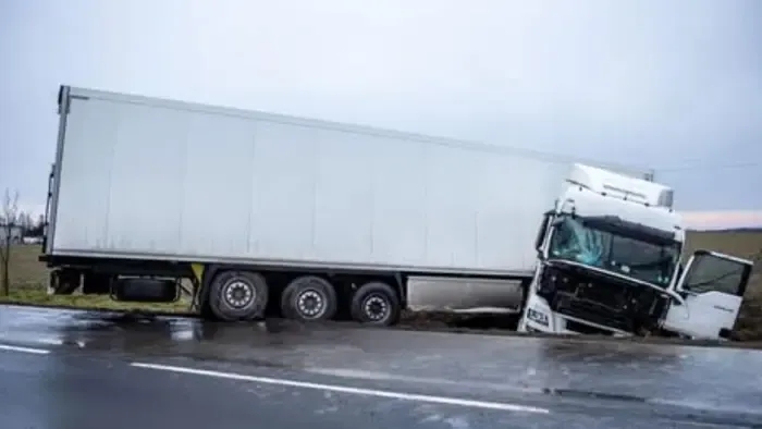 Törökszentmiklósi baleset: A roncsok között egy embert holtan találtak
