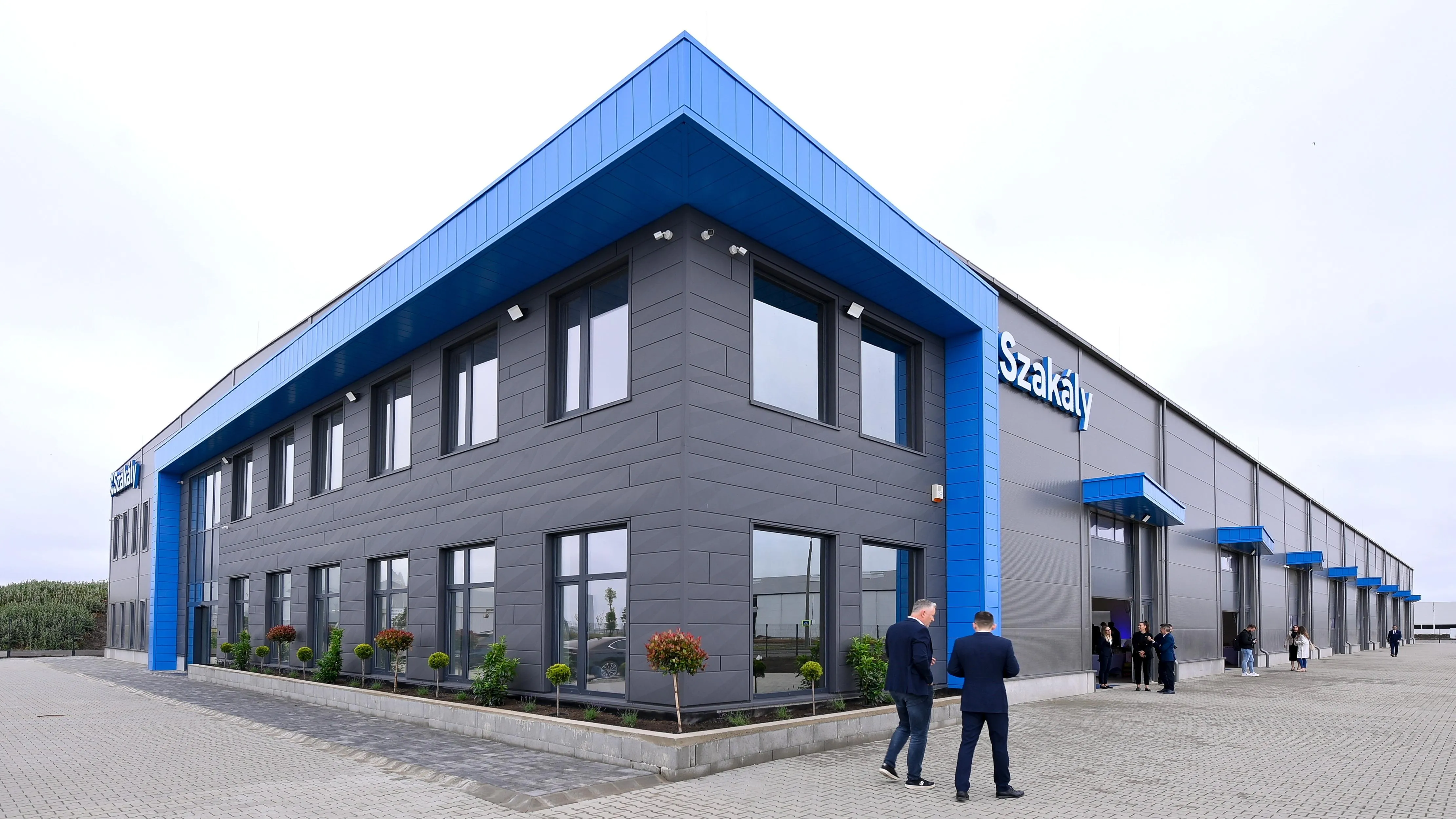 Üzemcsarnok a debreceni déli ipari övezetben elkészült a kis-és középvállalkozások parkjában (kkv-park), a beruházás első üteme átadásának napján, 2025. május 23-án. A parkot kétmilliárd forint kormányzati forrásból alakított ki az önkormányzat. 