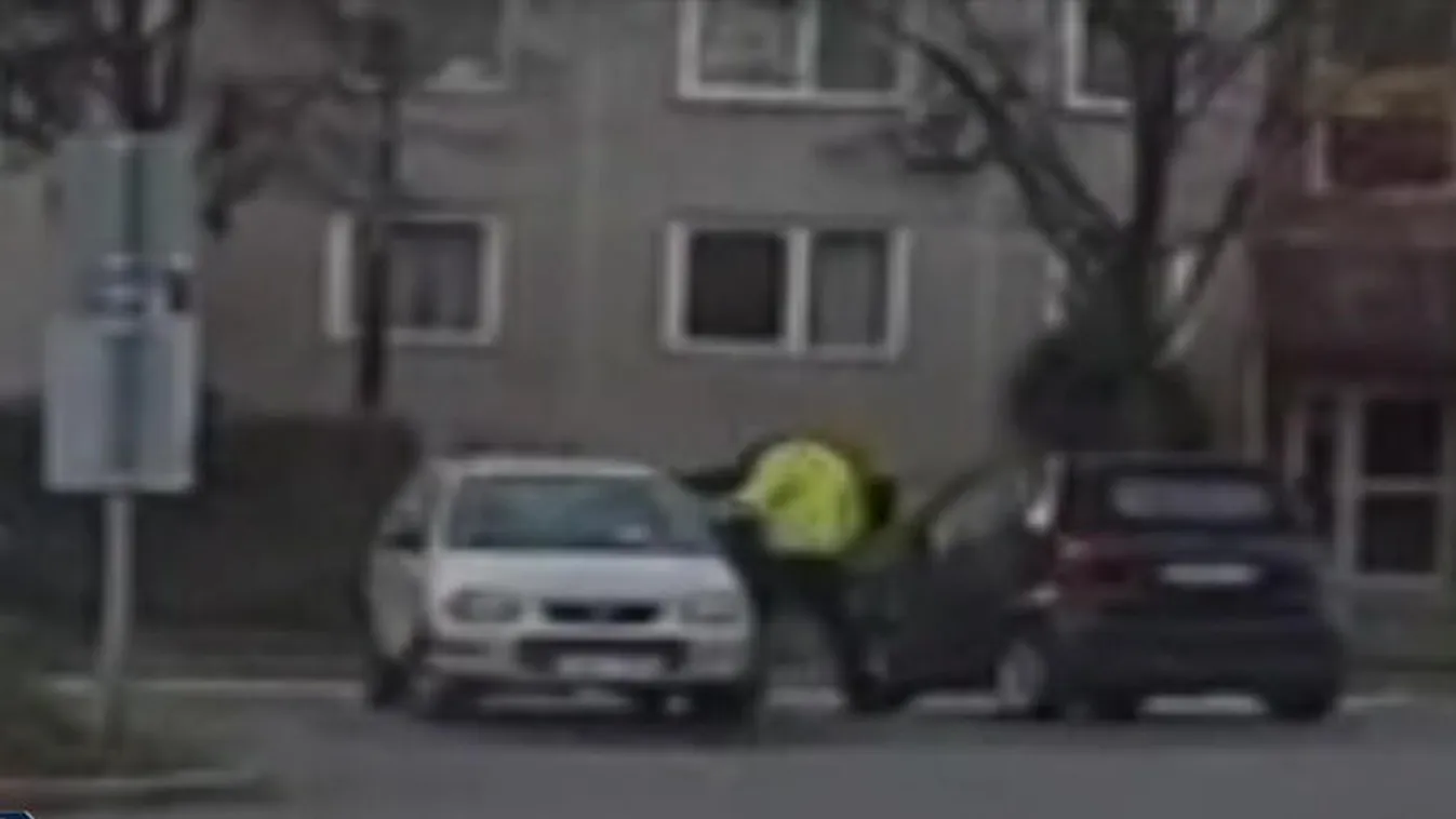 A kocsiablakon át törte el az orrát