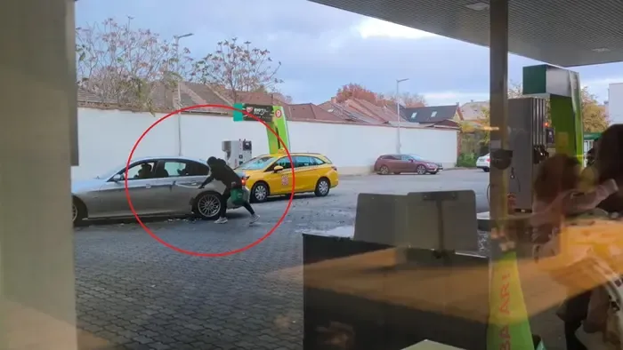 Irgalmatlan balhé, dobálózás, csapkodás alakult ki egy kispesti kúton - Videóval