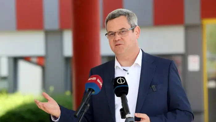 Takács Péter: folytatódik a tiszás szürreality